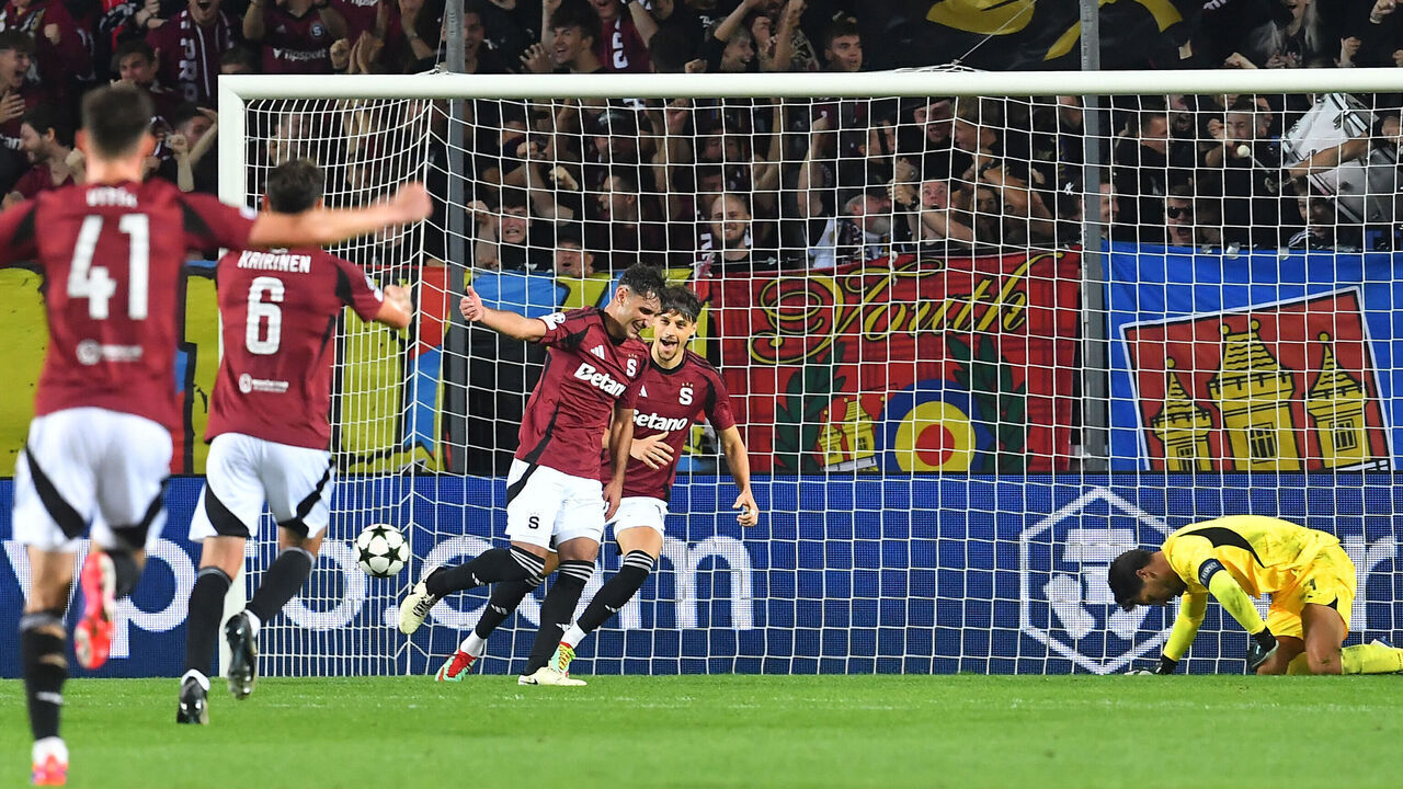 Sparta Praha's Albanian midfielder #20 Qazim Laci (C) celebrates after scoring a goal with team mates next to Salzburg's German goalkeeper #01 Janis Blaswich (R) during the UEFA Champions League football match between Sparta Praha and FC RB Salzburg in Prague on September 18, 2024.