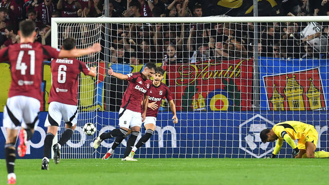 Sparta Praha's Albanian midfielder #20 Qazim Laci (C) celebrates after scoring a goal with team mates next to Salzburg's German goalkeeper #01 Janis Blaswich (R) during the UEFA Champions League football match between Sparta Praha and FC RB Salzburg in Prague on September 18, 2024.
