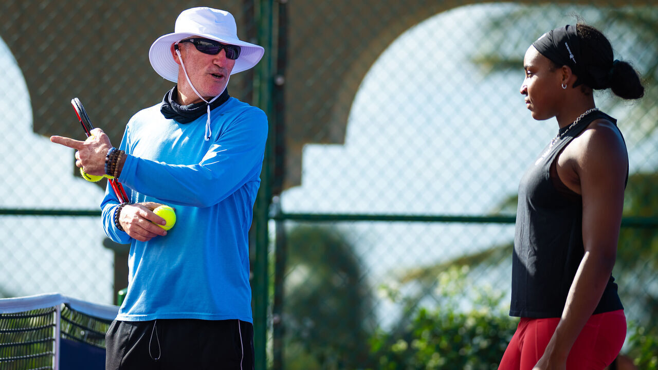 CANCUN, MEXICO - OCTOBER 26: Brad Gilbert coaches Coco Gauff of the United States during practice ahead of the GNP Seguros WTA Finals Cancun 2023 part of the Hologic WTA Tour on October 26, 2023 in Cancun, Mexico
