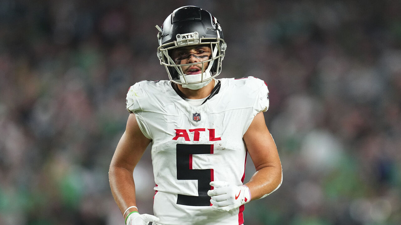 PHILADELPHIA, PENNSYLVANIA - SEPTEMBER 16: Drake London #5 of the Atlanta Falcons looks on against the Philadelphia Eagles at Lincoln Financial Field on September 16, 2024 in Philadelphia, Pennsylvania.