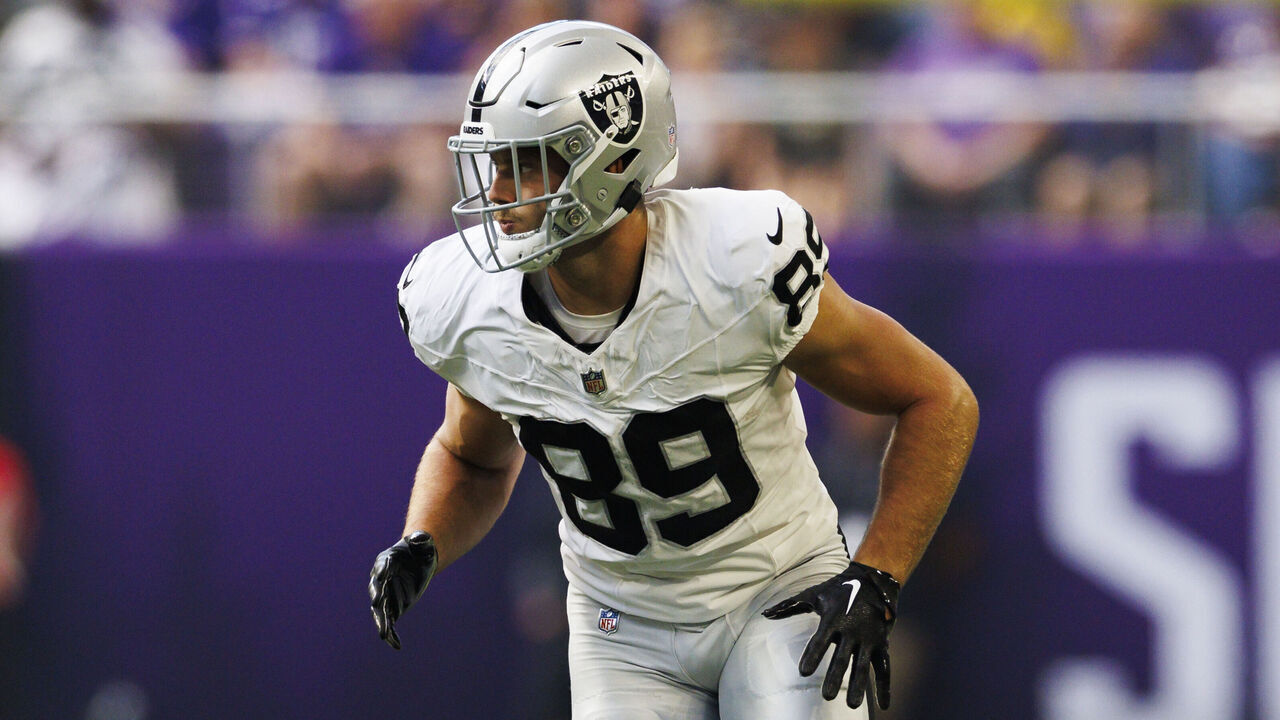 MINNEAPOLIS, MINNESOTA - AUGUST 10: Brock Bowers #89 of the Las Vegas Raiders runs a route during a preseason game against the Minnesota Vikings at U.S. Bank Stadium on August 10, 2024 in Minneapolis, Minnesota.