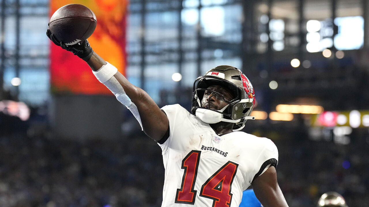 DETROIT, MICHIGAN - SEPTEMBER 15: Chris Godwin #14 of the Tampa Bay Buccaneers celebrates after scoring a touchdown against the Detroit Lions during the second quarter at Ford Field on September 15, 2024 in Detroit, Michigan.