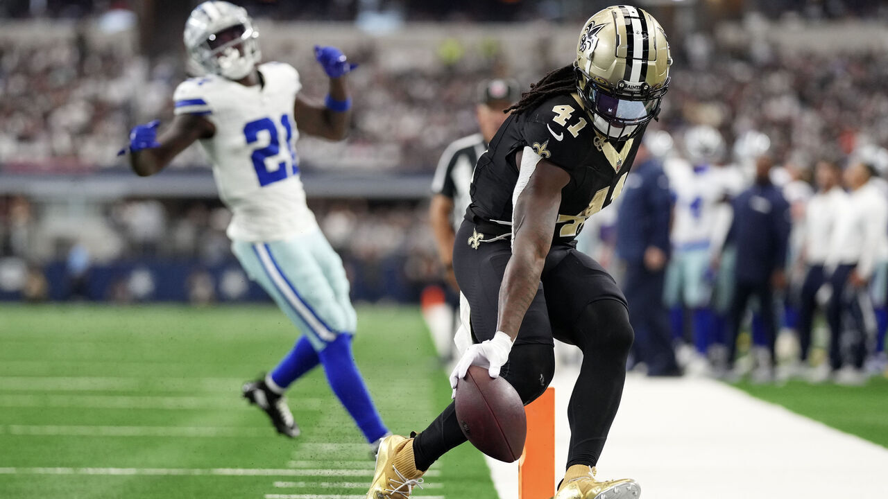 ARLINGTON, TEXAS - SEPTEMBER 15: Alvin Kamara #41 of the New Orleans Saints runs with the ball for a touchdown during the first half against the Dallas Cowboysat AT&T Stadium on September 15, 2024 in Arlington, Texas.