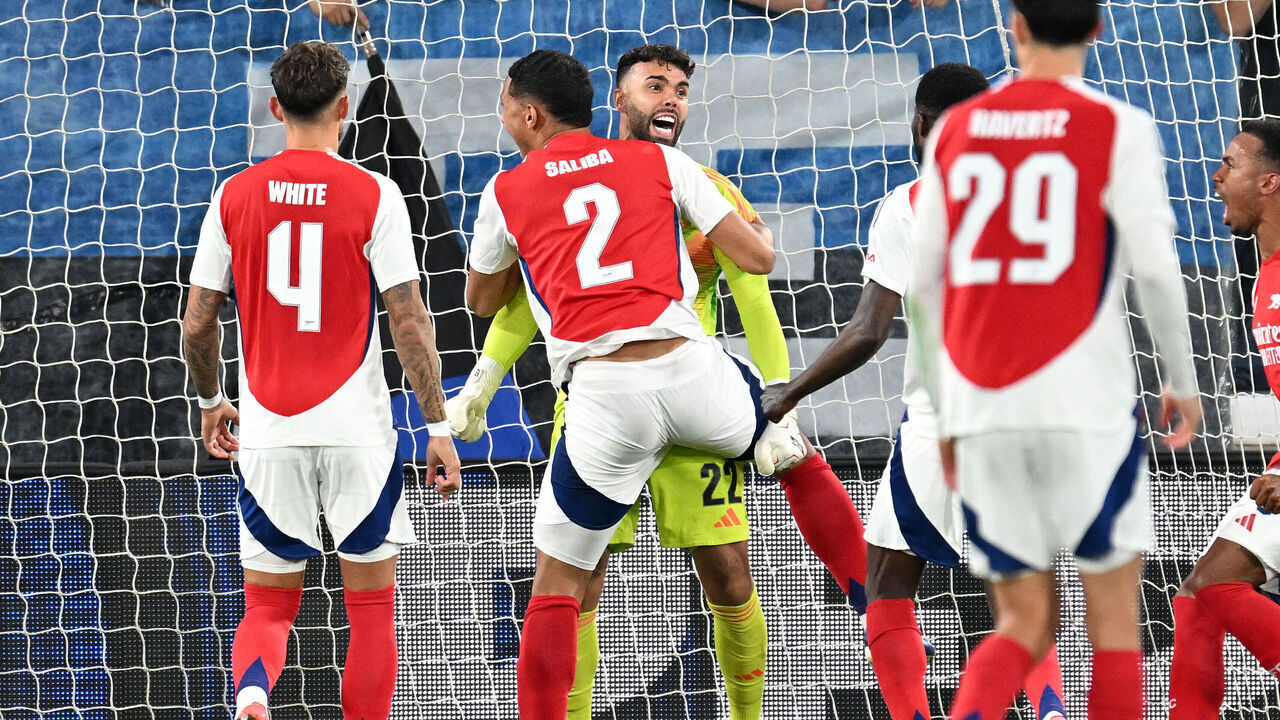 BERGAMO, ITALY - SEPTEMBER 19: David Raya of Arsenal celebrates with and William Saliba during the UEFA Champions League 2024/25 League Phase MD1 match between Atalanta BC and Arsenal FC at Stadio di Bergamo on September 19, 2024 in Bergamo, Italy.
