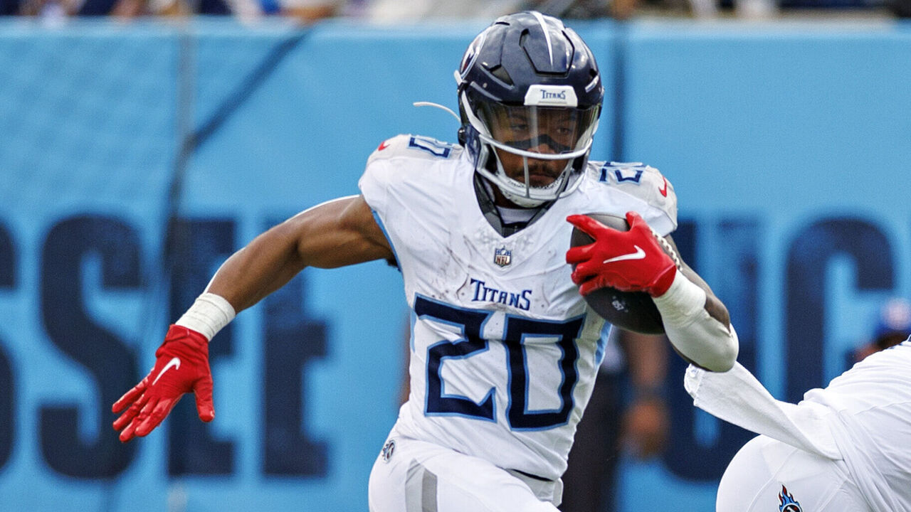 NASHVILLE, TENNESSEE - SEPTEMBER 15: Tony Pollard #20 of the Tennessee Titans runs the ball during a game against the New York Jets at Nissan Stadium on September 15, 2024 in Nashville, Tennessee. The Jets defeated the Titans 24-17.