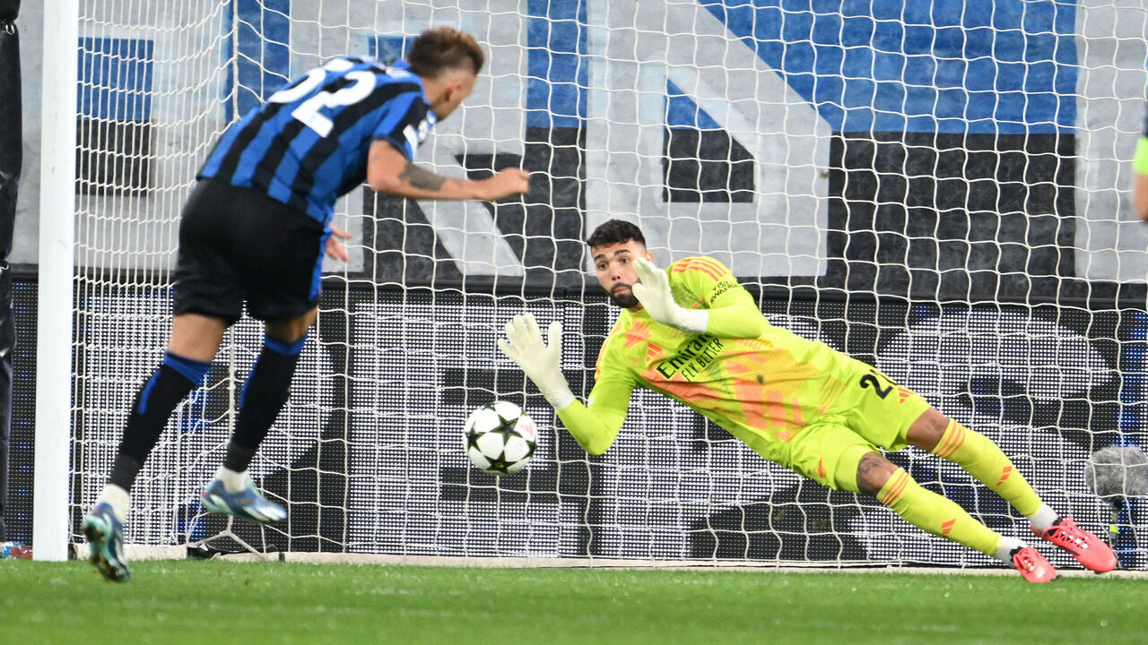 BERGAMO, ITALY - SEPTEMBER 19: David Raya of Arsenal saves a penalty taken by Mateo Retegui of Atalanta during the UEFA Champions League 2024/25 League Phase MD1 match between Atalanta BC and Arsenal FC at Stadio di Bergamo on September 19, 2024 in Bergamo, Italy.
