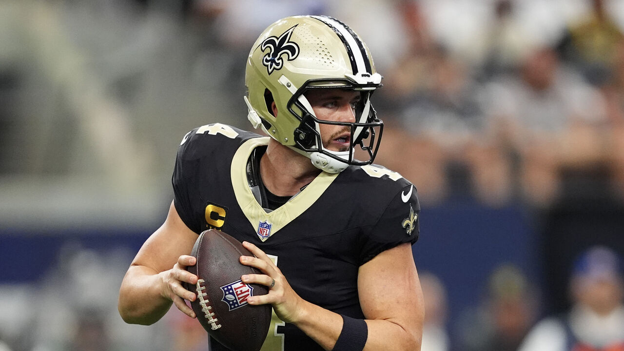 ARLINGTON, TEXAS - SEPTEMBER 15: Derek Carr #4 of the New Orleans Saints looks to pass during the first half against the Dallas Cowboys at AT&T Stadium on September 15, 2024 in Arlington, Texas.