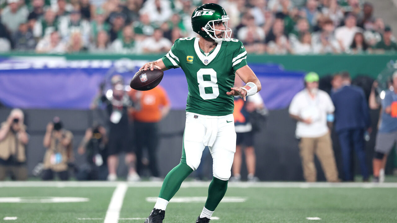 EAST RUTHERFORD, NEW JERSEY - SEPTEMBER 19: Aaron Rodgers #8 of the New York Jets looks to throw a pass against the New England Patriots during the first quarter in the game at MetLife Stadium on September 19, 2024 in East Rutherford, New Jersey.