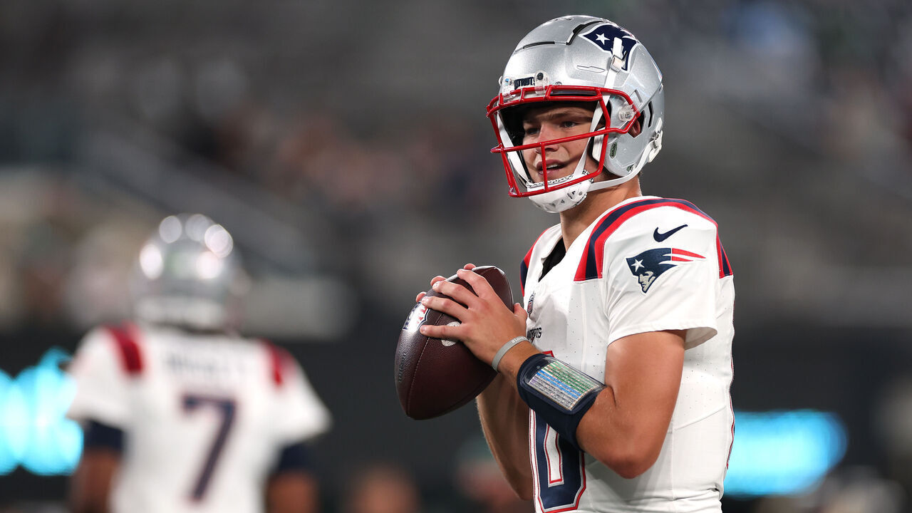 EAST RUTHERFORD, NEW JERSEY - SEPTEMBER 19: Drake Maye #10 of the New England Patriots warms up prior to the game against the New York Jets at MetLife Stadium on September 19, 2024 in East Rutherford, New Jersey.