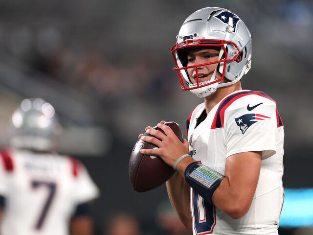 EAST RUTHERFORD, NEW JERSEY - SEPTEMBER 19: Drake Maye #10 of the New England Patriots warms up prior to the game against the New York Jets at MetLife Stadium on September 19, 2024 in East Rutherford, New Jersey.