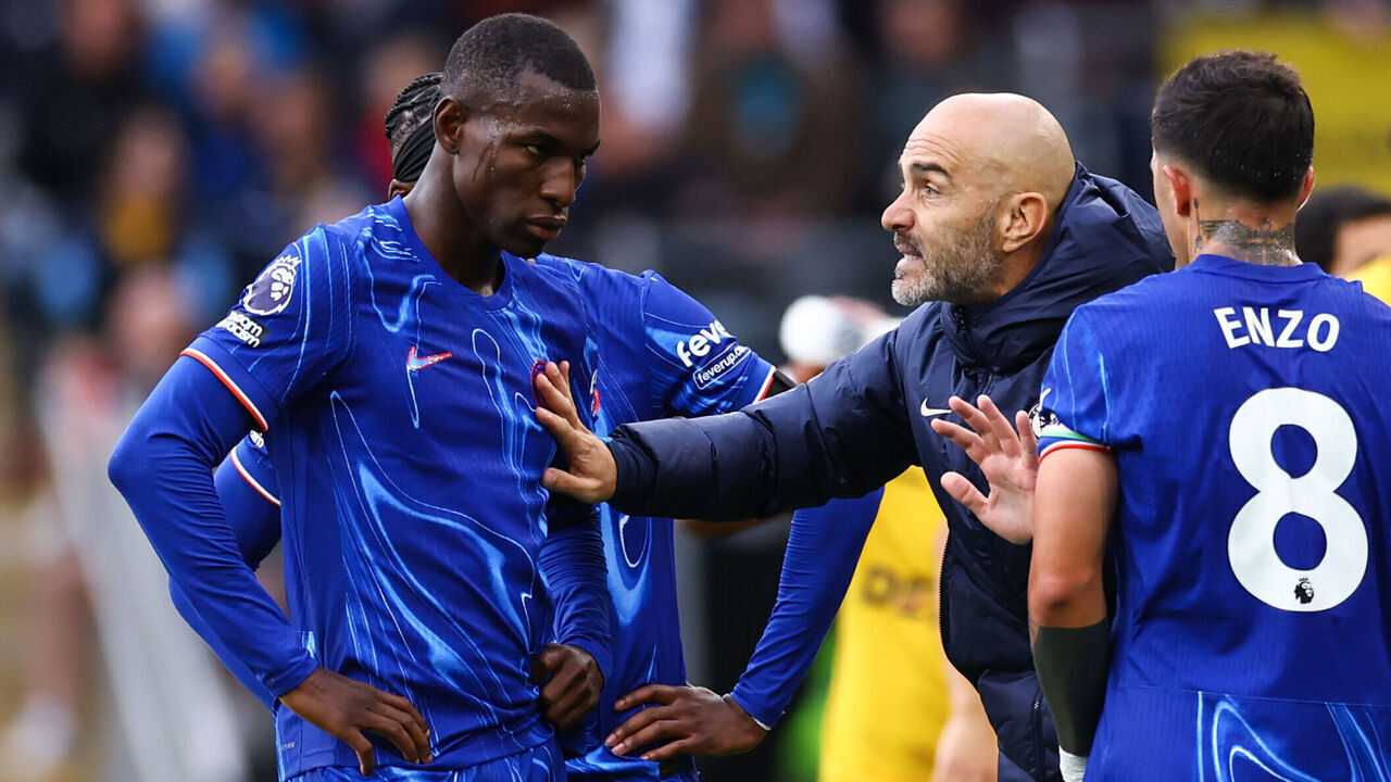 WOLVERHAMPTON, ENGLAND - AUGUST 25: Chelsea manager Enzo Maresca gives instructions to Nicolas Jackson of Chelsea during the Premier League match between Wolverhampton Wanderers FC and Chelsea FC at Molineux on August 25, 2024 in Wolverhampton, England.