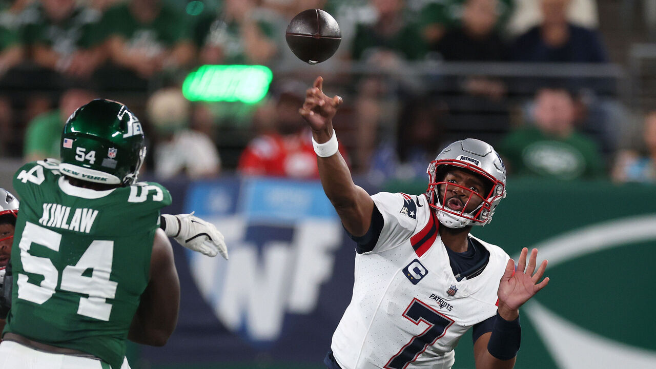 EAST RUTHERFORD, NEW JERSEY - SEPTEMBER 19: Jacoby Brissett #7 of the New England Patriots throws a pass against the New York Jets during the third quarter in the game at MetLife Stadium on September 19, 2024 in East Rutherford, New Jersey.