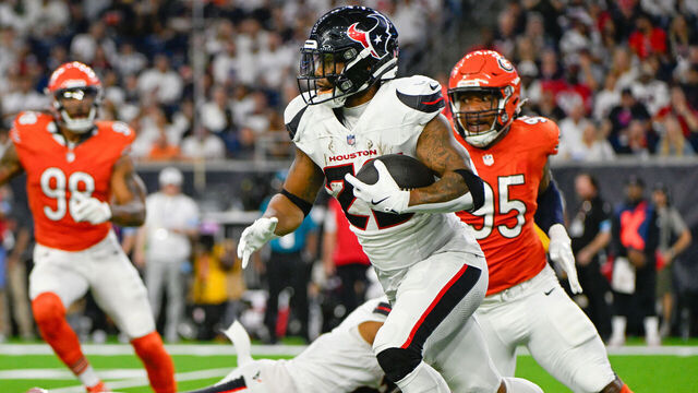 HOUSTON, TX - SEPTEMBER 15: Houston Texans running back Joe Mixon (28) gets to the edge on a quick pitch during second half action during the football game between the Chicago Bears and Houston Texans on September 15, 2024 at NRG Stadium in Houston, Texas.
