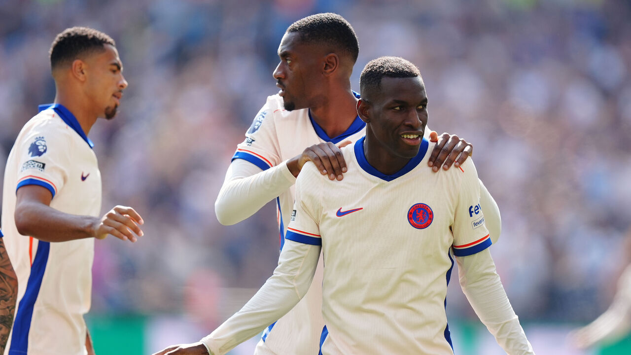 Chelsea's Nicolas Jackson (right) celebrates with team-mates after scoring the opening goal of the game during the Premier League match at the London Stadium. Picture date: Saturday September 21, 2024.