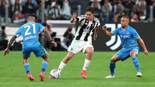 TURIN, ITALY - SEPTEMBER 21: Kenan Yildiz of Juventus controls the ball under pressure from Matteo Politano and Stanislav Lobotka of Napoli during the Serie A match between Juventus and Napoli at Allianz Stadium on September 21, 2024 in Turin, Italy.