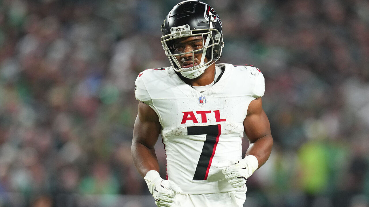 PHILADELPHIA, PENNSYLVANIA - SEPTEMBER 16: Bijan Robinson #7 of the Atlanta Falcons looks on against the Philadelphia Eagles at Lincoln Financial Field on September 16, 2024 in Philadelphia, Pennsylvania.