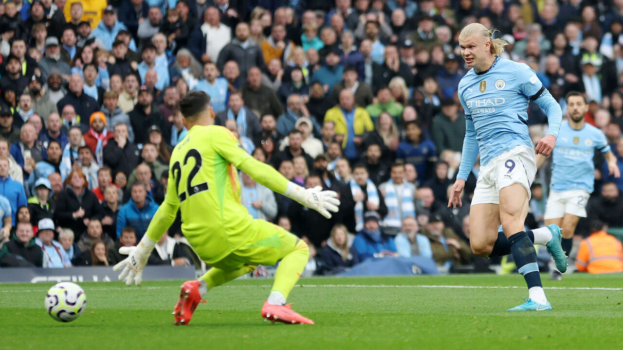 MANCHESTER, ENGLAND - SEPTEMBER 22: Erling Haaland of Manchester City scores his team's first goal during the Premier League match between Manchester City FC and Arsenal FC at Etihad Stadium on September 22, 2024 in Manchester, England.