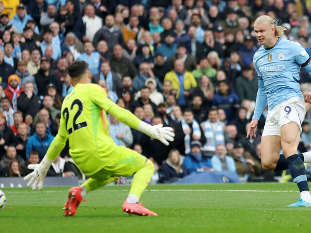 MANCHESTER, ENGLAND - SEPTEMBER 22: Erling Haaland of Manchester City scores his team's first goal during the Premier League match between Manchester City FC and Arsenal FC at Etihad Stadium on September 22, 2024 in Manchester, England.