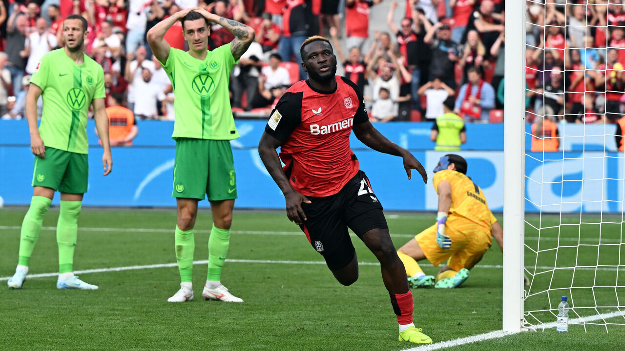 22 September 2024, North Rhine-Westphalia, Leverkusen: Soccer: Bundesliga, Bayer Leverkusen - VfL Wolfsburg, Matchday 4, in the BayArena, Leverkusen's Victor Boniface celebrates his goal to make it 4-3. Photo: Federico Gambarini/dpa - IMPORTANT NOTE: In accordance with the regulations of the DFL German Football League and the DFB German Football Association, it is prohibited to utilize or have utilized photographs taken in the stadium and/or of the match in the form of sequential images and/or video-like photo series.