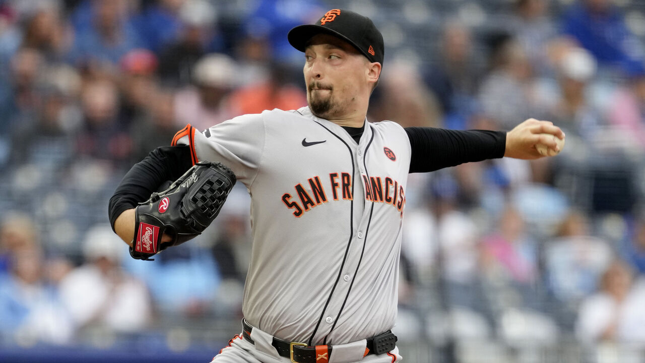KANSAS CITY, MISSOURI - SEPTEMBER 22: Blake Snell #7 of the San Francisco Giants pitches in the first inning against the Kansas City Royals at Kauffman Stadium on September 22, 2024 in Kansas City, Missouri.