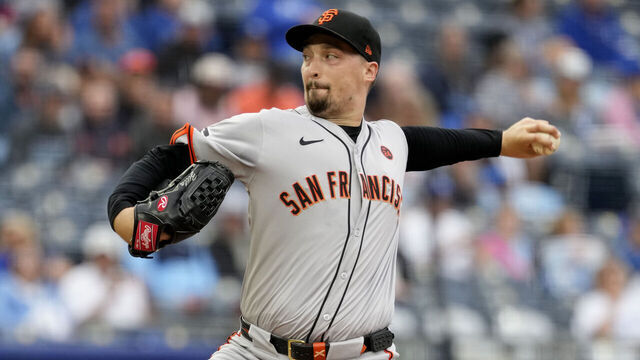 KANSAS CITY, MISSOURI - SEPTEMBER 22: Blake Snell #7 of the San Francisco Giants pitches in the first inning against the Kansas City Royals at Kauffman Stadium on September 22, 2024 in Kansas City, Missouri.