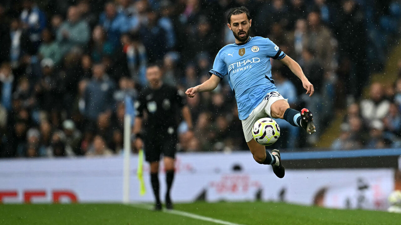 Manchester City's Portuguese midfielder #20 Bernardo Silva controls the ball during the English Premier League football match between Manchester City and Arsenal at the Etihad Stadium in Manchester, north west England, on September 22, 2024.