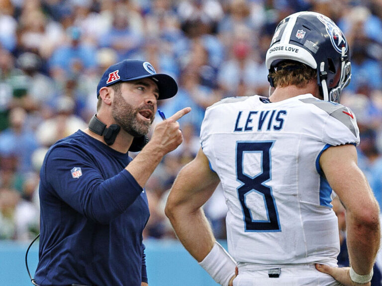 Callahan says winless Titans must play better around QB Levis(02)