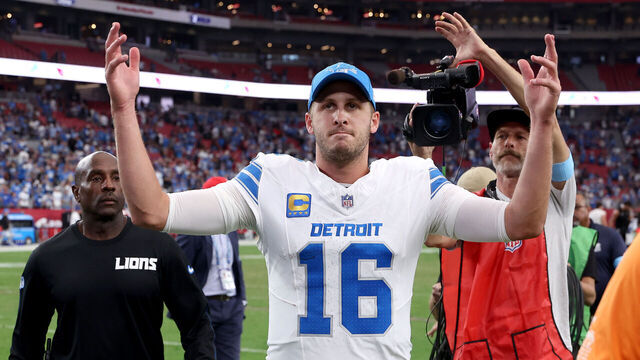 GLENDALE, ARIZONA - SEPTEMBER 22: Quarterback Jared Goff #16 of the Detroit Lions celebrates after defeating the Arizona Cardinals in the game at State Farm Stadium on September 22, 2024 in Glendale, Arizona.