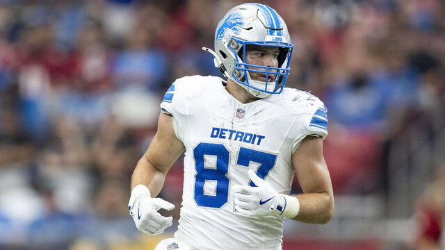 GLENDALE, ARIZONA - SEPTEMBER 22: Sam LaPorta #87 of the Detroit Lions runs during an NFL football game between the Arizona Cardinals and the Detroit Lions at State Farm Stadium on September 22, 2024 in Glendale, Arizona.