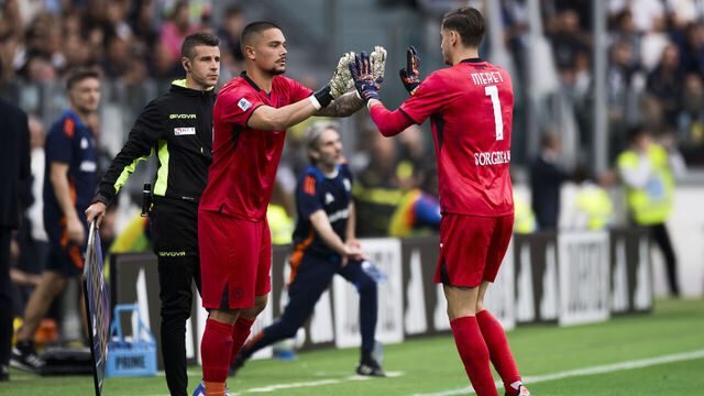 ALLIANZ STADIUM, TURIN, ITALY - 2024/09/21: Alex Meret (R) of SSC Napoli is replaced by Elia Caprile of SSC Napoli during the Serie A football match between Juventus FC and SSC Napoli. The match ended 0-0 tie.