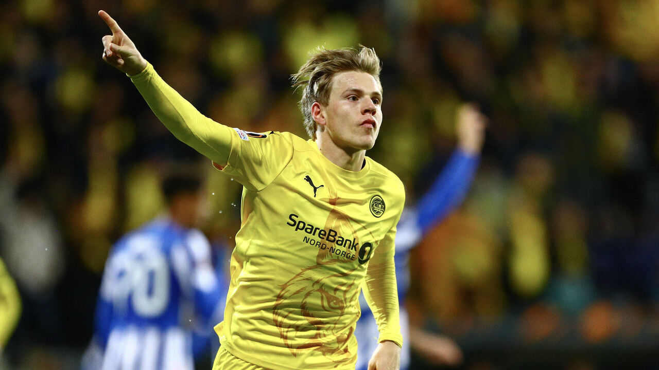 Bodoe/Glimt's Norwegian forward #23 Jens Petter Hauge celebrates scoring the 2-1 goal during the UEFA Europa League football match between FK Bodoe/Glimt and FC Porto in Bodoe, Norway on September 25, 2024.