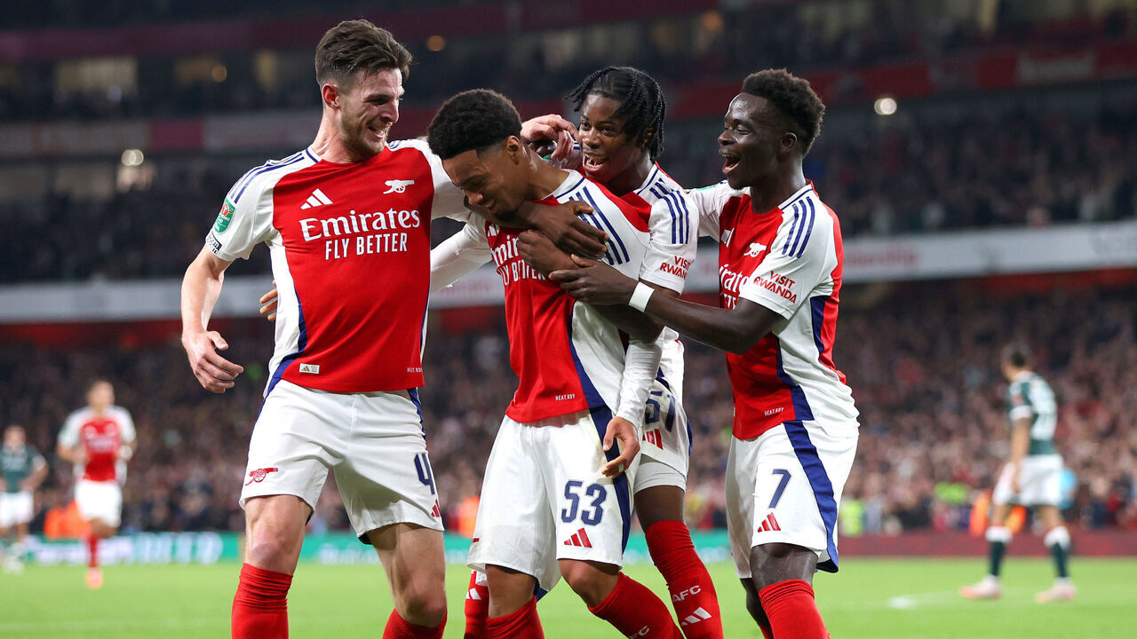 LONDON, ENGLAND - SEPTEMBER 25: Ethan Nwaneri of Arsenal celebrates scoring his team's second goal with teammates Declan Rice, Joshua Nichols and Bukayo Saka during the Carabao Cup Third Round match between Arsenal and Bolton Wanderers at Emirates Stadium on September 25, 2024 in London, England.