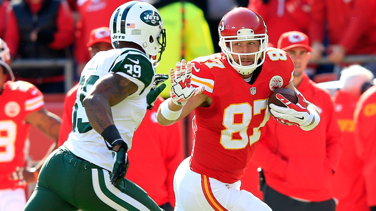 KANSAS CITY, MO - NOVEMBER 02: Travis Kelce #87 of the Kansas City Chiefs runs the ball against Antonio Allen #39 of the New York Jets during the first half at Arrowhead Stadium on November 2, 2014 in Kansas City, Missouri.