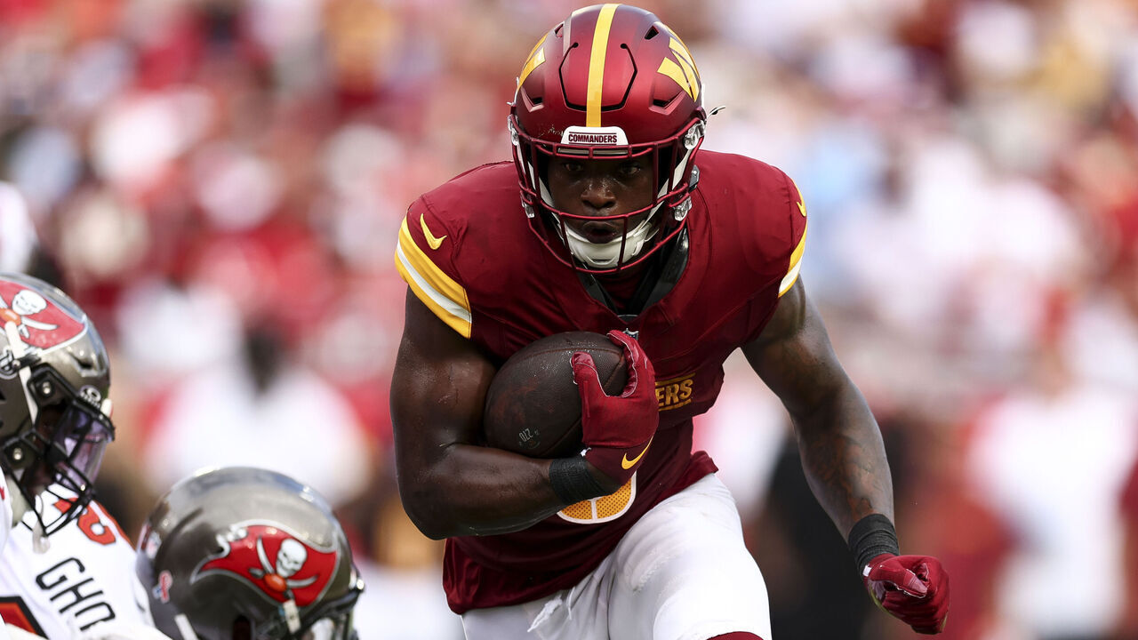 TAMPA, FL - SEPTEMBER 8: Brian Robinson Jr. #8 of the Washington Commanders carries the ball during an NFL football game against the Tampa Bay Buccaneers at Raymond James Stadium on September 8, 2024 in Tampa, Florida.