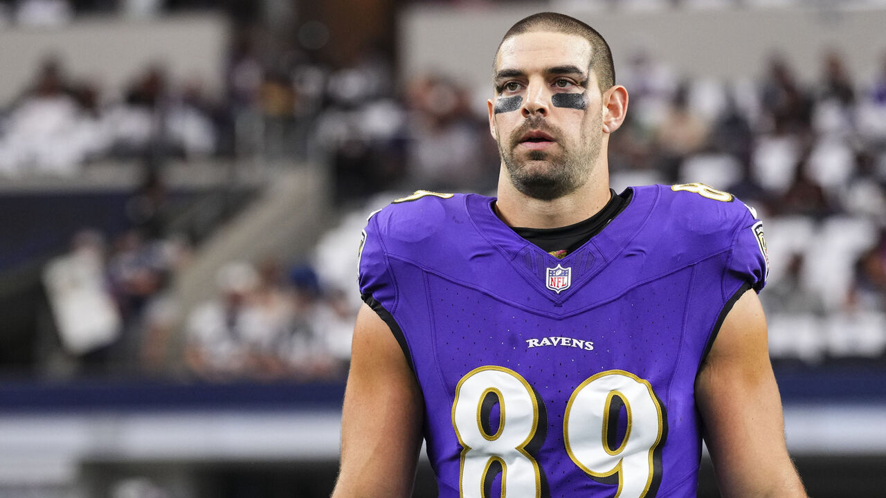 ARLINGTON, TX - SEPTEMBER 22: Mark Andrews #89 of the Baltimore Ravens warms up prior to an NFL football game against the Dallas Cowboys at AT&T Stadium on September 22, 2024 in Arlington, Texas.