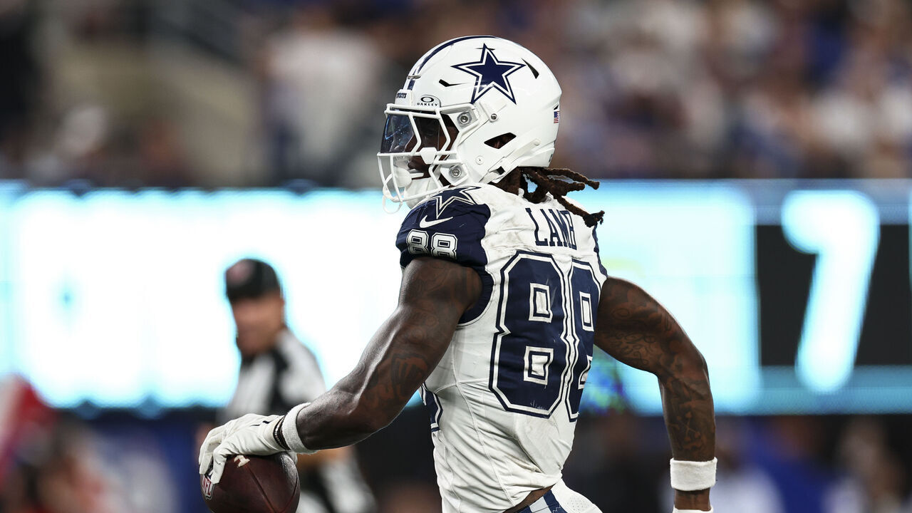 EAST RUTHERFORD, NJ - SEPTEMBER 26: CeeDee Lamb #88 of the Dallas Cowboys scores a touchdown during the second quarter of an NFL football game against the New York Giants at MetLife Stadium on September 26, 2024 in East Rutherford, New Jersey.