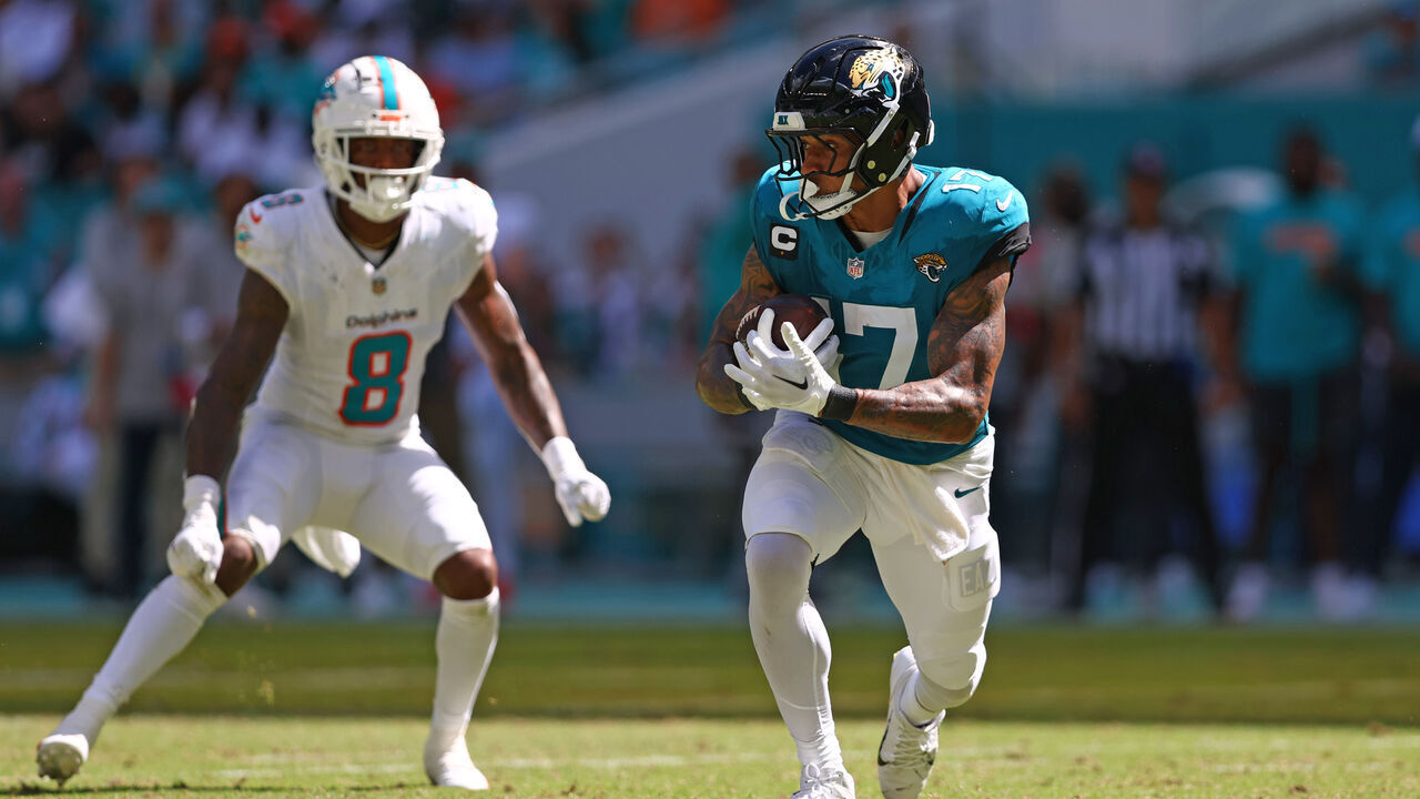 MIAMI GARDENS, FLORIDA - SEPTEMBER 08: Evan Engram #17 of the Jacksonville Jaguars runs after a catch during the fourth quarter against the Miami Dolphins at Hard Rock Stadium on September 08, 2024 in Miami Gardens, Florida.