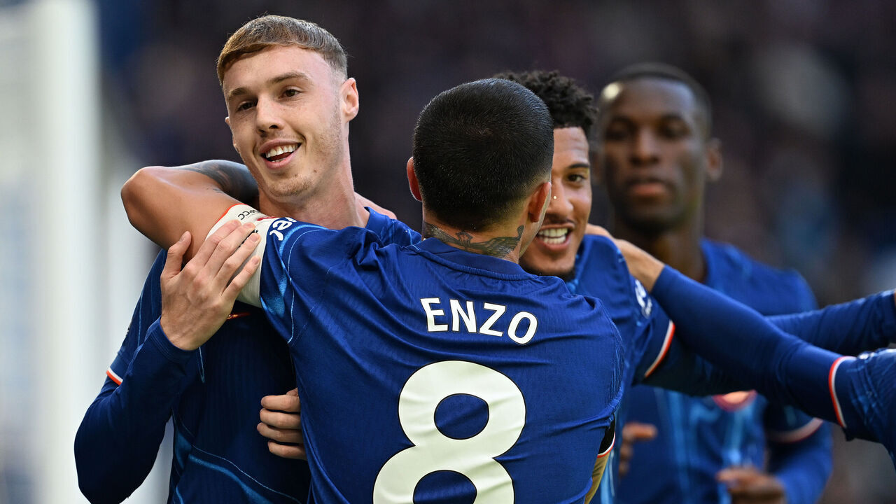 LONDON, ENGLAND - SEPTEMBER 28: Cole Palmer of Chelsea celebrates scoring his team's second goal from the penalty spot with team mates during the Premier League match between Chelsea FC and Brighton & Hove Albion FC at Stamford Bridge on September 28, 2024 in London, England.