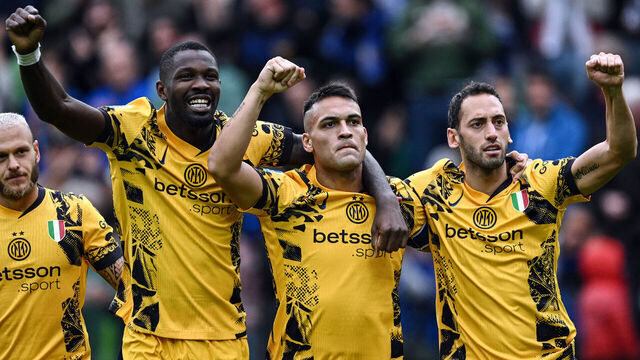 UDINE, ITALY - SEPTEMBER 28: Lautaro Martinez of FC Internazionale celebrates his goal with Marcus Thuram, Federico Dimarco and Hackan Calhanoglu of FC Internazionale during the Serie A match between Udinese and Inter at Stadio Friuli on September 28, 2024 in Udine, Italy.