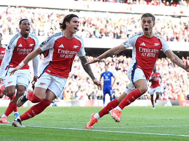 LONDON, ENGLAND - SEPTEMBER 28: (R) Leandro Trossard celebrates scoring the 3rd Arsenal goal with ((L) Gabriel and (2ndL) Riccardo Calafiori during the Premier League match between Arsenal FC and Leicester City FC at Emirates Stadium on September 28, 2024 in London, England.