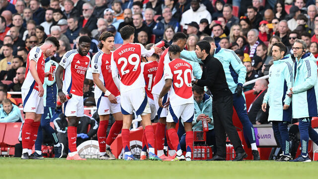 LONDON, ENGLAND - SEPTEMBER 28: Mikel Arteta, Manager of Arsenal, gives instructions to his players as they take a drinks break during the Premier League match between Arsenal FC and Leicester City FC at Emirates Stadium on September 28, 2024 in London, England.