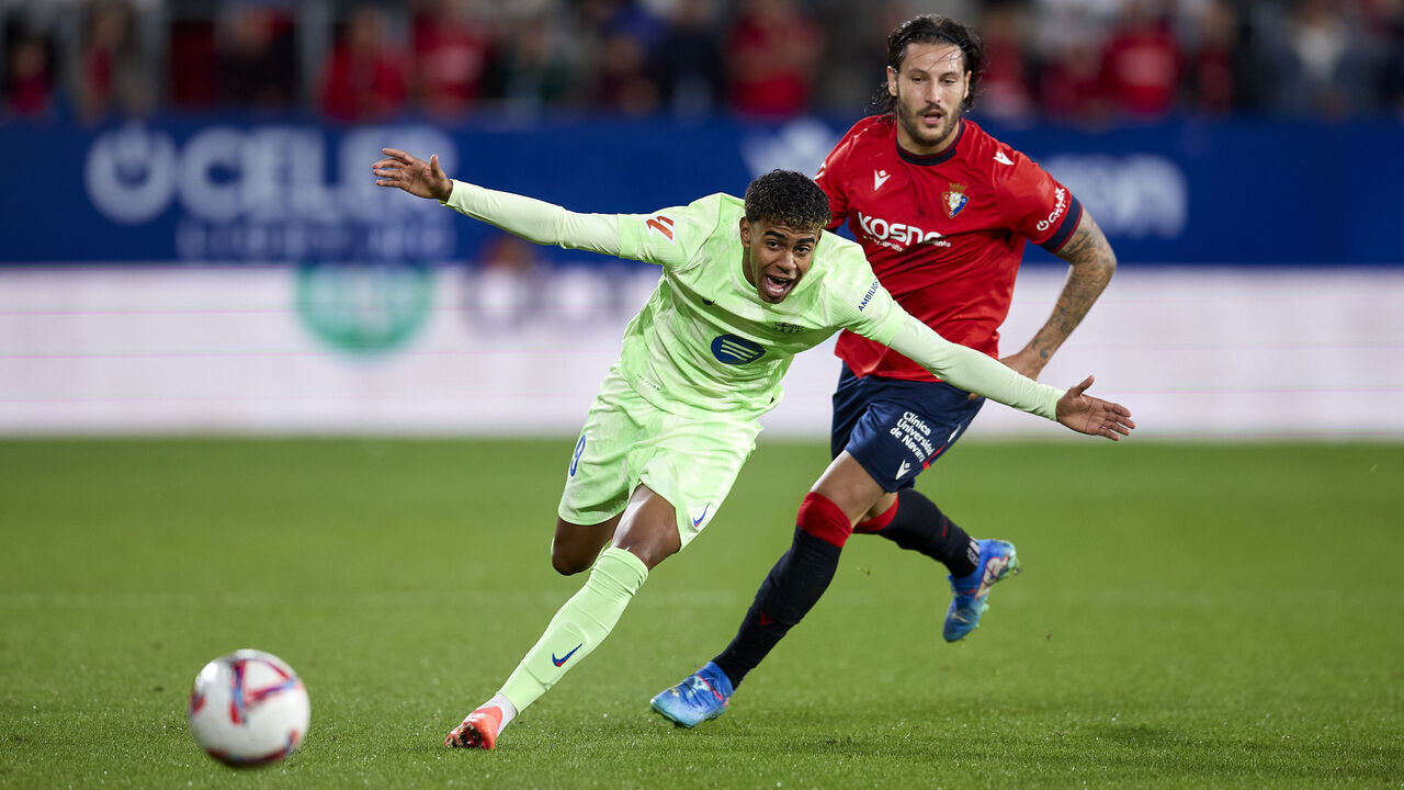PAMPLONA, SPAIN - SEPTEMBER 28: Lamine Yamal of FC Barcelona competes for the ball with Juan Cruz of CA Osasuna during the LaLiga match between CA Osasuna and FC Barcelona at Estadio El Sadar on September 28, 2024 in Pamplona, Spain.