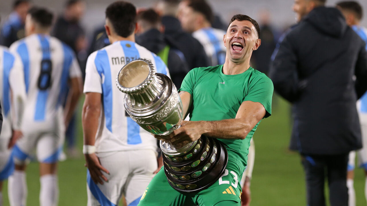 BUENOS AIRES, ARGENTINA - SEPTEMBER 05: Emiliano Martinez of Argentina celebrates with the Copa America 2024 trophy after the FIFA World Cup 2026 Qualifier match between Argentina and Chile at Estadio Más Monumental Antonio Vespucio Liberti on September 05, 2024 in Buenos Aires, Argentina.