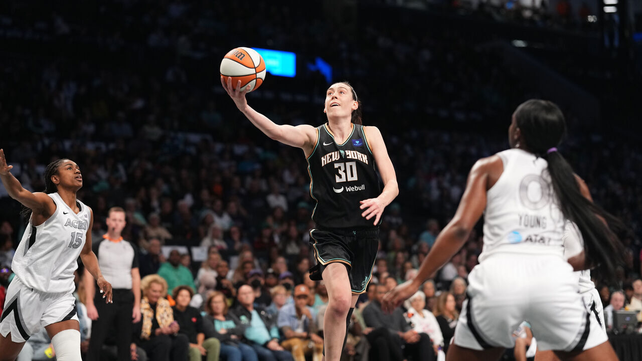 BROOKLYN, NY - SEPTEMBER 29: Breanna Stewart #30 of the New York Liberty drives to the basket during the game against the Las Vegas Aces during Round 2 Game 1 of the 2024 WNBA Playoffs on September 29, 2024 at the Barclays Center in Brooklyn, New York. Mandatory Copyright Notice: Copyright 2024 NBAE