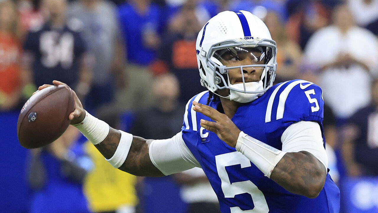 INDIANAPOLIS, INDIANA - SEPTEMBER 22: Anthony Richardson #5 of the Indianapolis Colts throws the ball against the Chicago Bears at Lucas Oil Stadium on September 22, 2024 in Indianapolis, Indiana.