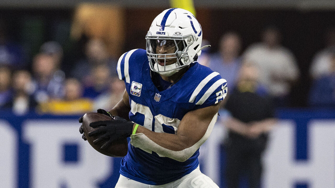 INDIANAPOLIS, INDIANA - SEPTEMBER 29: Jonathan Taylor #28 of the Indianapolis Colts runs the ball during the first half of the game against the Pittsburgh Steelers at Lucas Oil Stadium on September 29, 2024 in Indianapolis, Indiana. The Colts beat the Steelers 27-24.