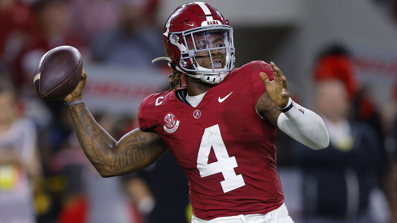 TUSCALOOSA, ALABAMA - SEPTEMBER 28: Jalen Milroe #4 of the Alabama Crimson Tide passes the ball against the Georgia Bulldogs during the third quarter at Bryant-Denny Stadium on September 28, 2024 in Tuscaloosa, Alabama.