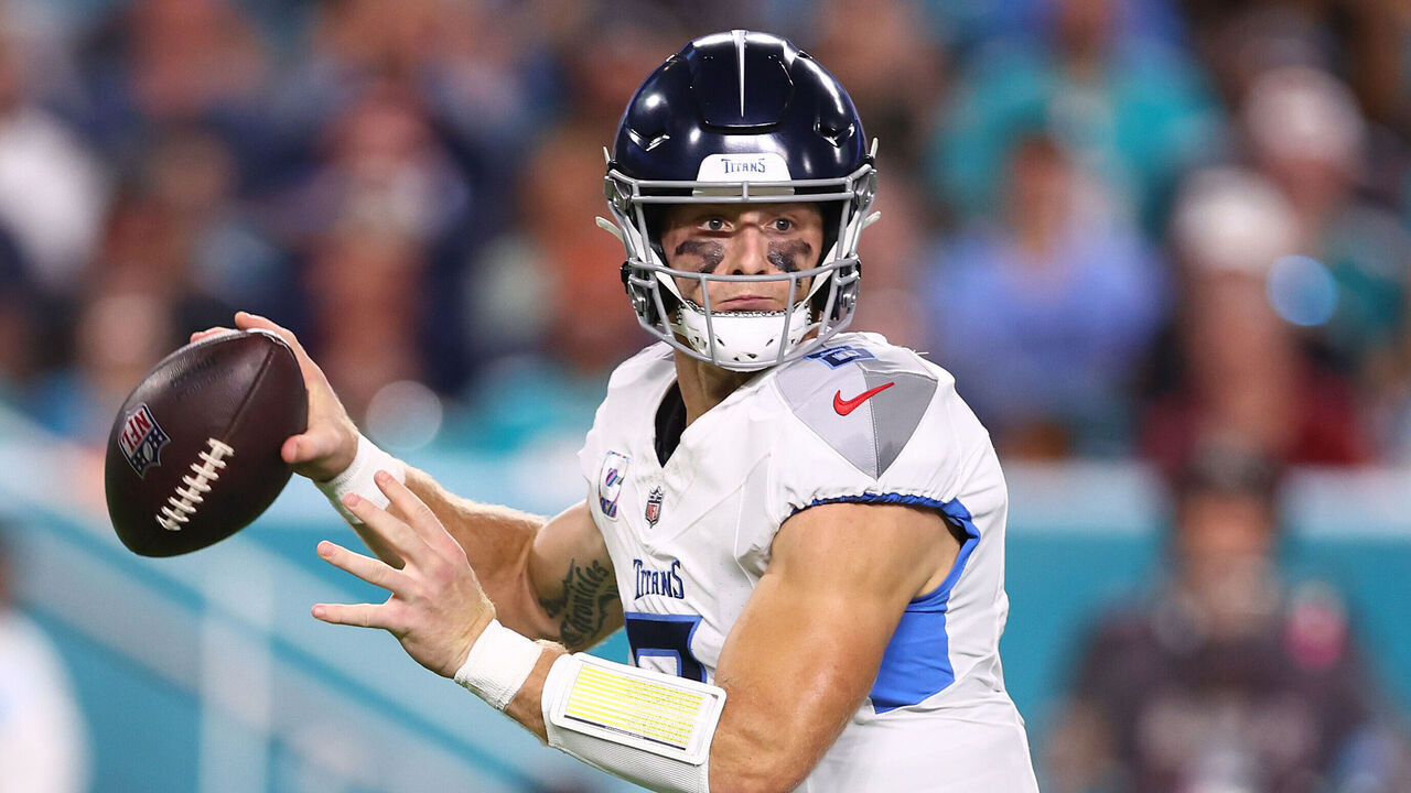 MIAMI GARDENS, FLORIDA - SEPTEMBER 30: Will Levis #8 of the Tennessee Titans throws a pass against the Tennessee Titans during the first quarter at Hard Rock Stadium on September 30, 2024 in Miami Gardens, Florida.