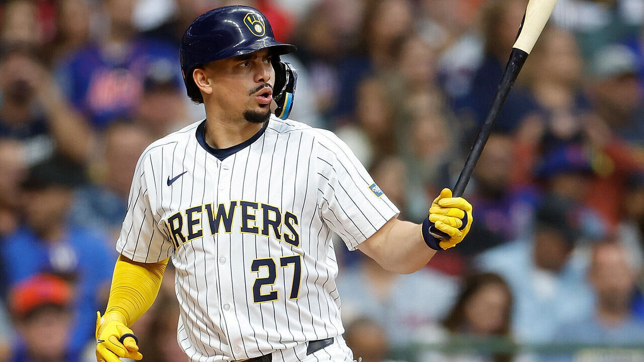 MILWAUKEE, WISCONSIN - SEPTEMBER 28: Willy Adames #27 of the Milwaukee Brewers up to bat against the New York Mets at American Family Field on September 28, 2024 in Milwaukee, Wisconsin.