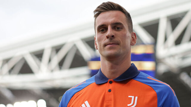 TURIN, ITALY - AUGUST 06: Arkadiusz Milik of Juventus makes his way to the bench prior to kick off in the Pre-season friendly match between Juventus and Juventus Next Gen at Allianz Stadium on August 06, 2024 in Turin, Italy.